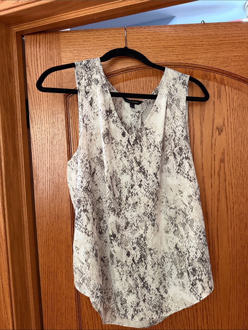 Banana Republic V-Neck Sleeveless Camisole - White & Gray Abstract